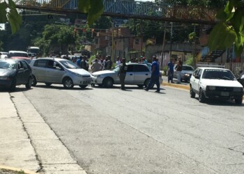 Los conductores atravesaron sus vehículos y cerraron el final de la Avenida Intercomunal Guarenas-Guatire, en el cruce hacia la Urbanización Las Rosas