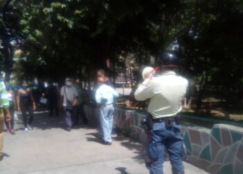 Los funcionarios de Poliguaicapuro con sus altavoces en mano, alertando a los ciudadanos