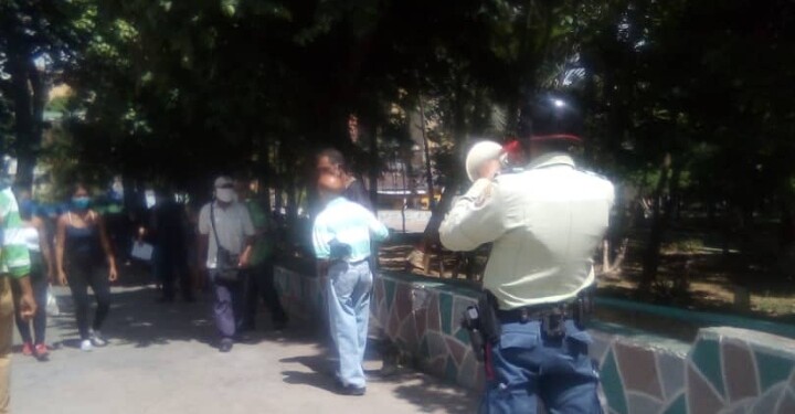 Los funcionarios de Poliguaicapuro con sus altavoces en mano, alertando a los ciudadanos