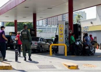 Se mantienen largas colas en las gasolineras