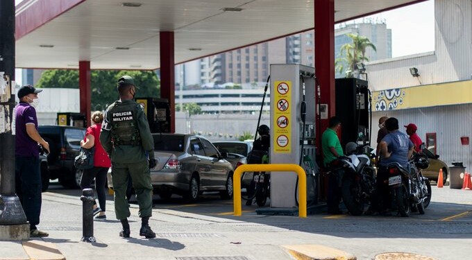 Se mantienen largas colas en las gasolineras