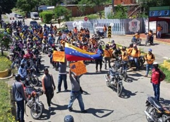 Cientos de venezolanos tomaron las calles este lunes para reclamar servicios básicos