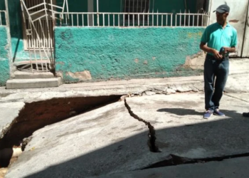 Las lluvias han deteriorado el pavimento y las calles de La Montañita. Ahora los vecinos temen que ocurra un derrumbe
