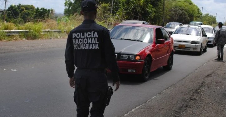 Denuncian que los policías se aprovechan de las limitaciones de movilización para extorsionar a los conductores