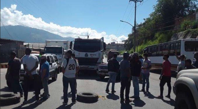 La manifestación se produjo pasadas las 10 de la mañana, lo que mantuvo colapsados los accesos para entrar y salir del casco central de Guatire.