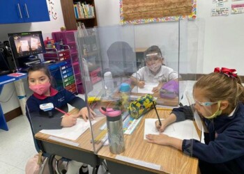 CLASES EN DORAL. Las escuelas de la ciudad de Doral, del condado de Miami-Dade (Florida, Estados Unidos), tomaron medidas para mantener sus clases presenciales, por lo cual diseñaron una manera que le permite a los pequeños estar protegidos y al mismo tiempo recibir educación