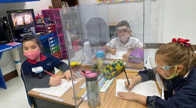 CLASES EN DORAL. Las escuelas de la ciudad de Doral, del condado de Miami-Dade (Florida, Estados Unidos), tomaron medidas para mantener sus clases presenciales, por lo cual diseñaron una manera que le permite a los pequeños estar protegidos y al mismo tiempo recibir educación