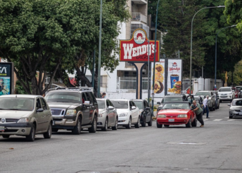 En la estación de servicio de Parque Cristal, al este de Caracas, las personas esperan hasta cinco horas para abastecerse de gasolina
FOTO RONALD PEÑA/EL PITAZO