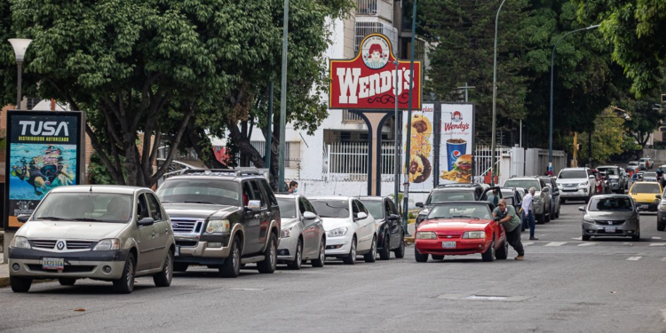 En la estación de servicio de Parque Cristal, al este de Caracas, las personas esperan hasta cinco horas para abastecerse de gasolina
FOTO RONALD PEÑA/EL PITAZO
