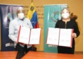 Los ministros de Educación y Comercio mostraron la resolución firmada tras una reunión con los colegios privados del país