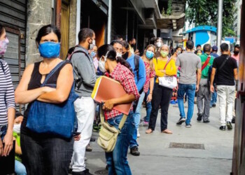 Cola de personas esperando por ingresar a la sede del Registro Principal Distrito Capital, ubicado en la Avenida Urdaneta de CaracasFOTO JUAN PERAZA/LAPATILLA.COM