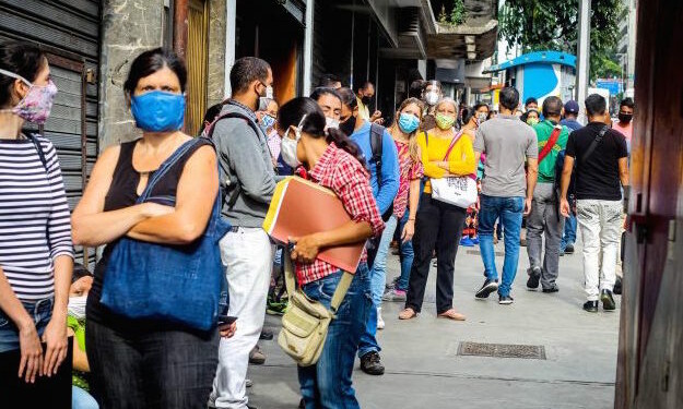 Cola de personas esperando por ingresar a la sede del Registro Principal Distrito Capital, ubicado en la Avenida Urdaneta de CaracasFOTO JUAN PERAZA/LAPATILLA.COM