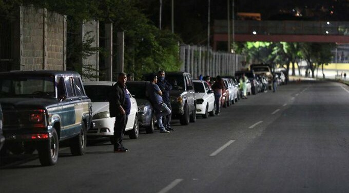 Este lunes continuaron las largas colas de vehículos a las afueras de las estaciones de servicio en toda la Gran Caracas