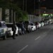 Este lunes continuaron las largas colas de vehículos a las afueras de las estaciones de servicio en toda la Gran Caracas