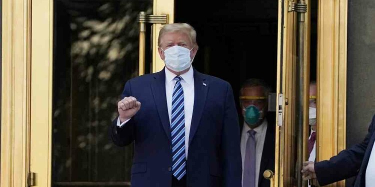 President Donald Trump walks out of Walter Reed National Military Medical Center to return to the White House after receiving treatments for covid-19, Monday, Oct. 5, 2020, in Bethesda, Md. (AP Photo/Evan Vucci)