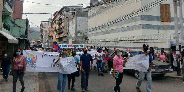 En Lander, los educadores marcharon por las principales calles de  Ocumare del Tuy