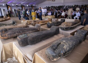 Un grupo de arqueólogos ha desenterrado decenas de ataúdes antiguos en una vasta necrópolis al sur de El Cairo, informó el ministro de Turismo y Antigüedades de Egipto el sábado. Se descubrió que al menos 59 sarcófagos sellados, la mayoría con momias dentro, fueron sepultados en tres pozos hace más de 2.600 años, dijo el funcionario Khalid el-Anany
