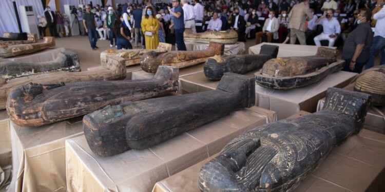 Un grupo de arqueólogos ha desenterrado decenas de ataúdes antiguos en una vasta necrópolis al sur de El Cairo, informó el ministro de Turismo y Antigüedades de Egipto el sábado. Se descubrió que al menos 59 sarcófagos sellados, la mayoría con momias dentro, fueron sepultados en tres pozos hace más de 2.600 años, dijo el funcionario Khalid el-Anany