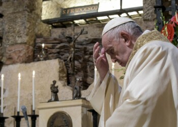 El papa Francisco celebra una misa en la cripta de la Basílica de San Francisco, en Asís, Italia, el sábado 3 de octubre de 2020
