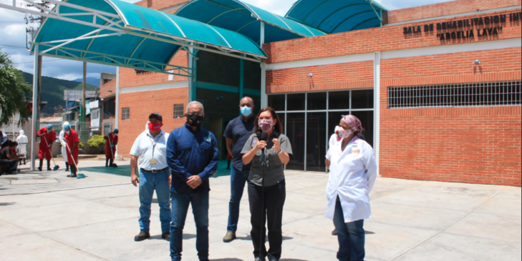 El alcalde de Plaza, Luis Figueroa agradeció el apoyo de la presidenta de la Misión Venezuela Bella, Jacqueline Farías, y de los brigadistas por haberse completado en Guarenas más de 1.500 jornadas de desinfecciónCORTESIA / PRENSA AMP