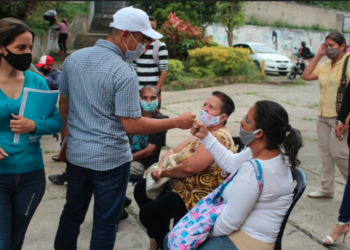 En la comunidad Villalobos, los candidatos conversaron con los vecinos de la zona sobre las condiciones dentro de la estructura comunitaria