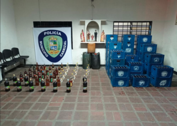 Los funcionarios policiales realizaron el cierre inmediato y el decomiso de bebidas alcohólicas