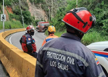 El pesado vehículo casi vuelca en la carretera en sentido a Caracas