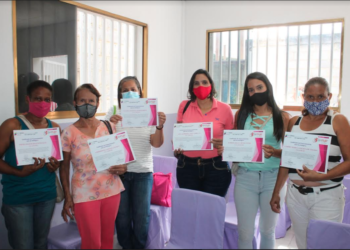 La ministra Carolys Pérez en el 19° aniversario de Banmujer, junto al alcalde de Guarenas, Luis Figueroa, entregaron los créditos
CORTESIA / PRENSA AMP