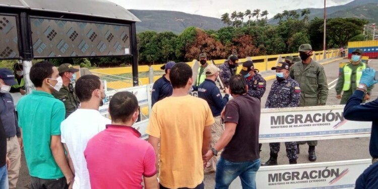 Las autoridades colombianas entregaron a los hombres en el Puente Internacional Simón Bolívar