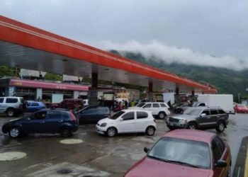 En la estación de servicio de la autopista Petare-Guarenas se registró gran afluencia de vehículosFOTO LIDK RODELO