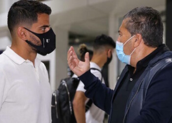 José Peseiro y Tomás Rincón conversan durante la realización de los protocolos sanitarios en el Aeropuerto Internacional de Maiquetía