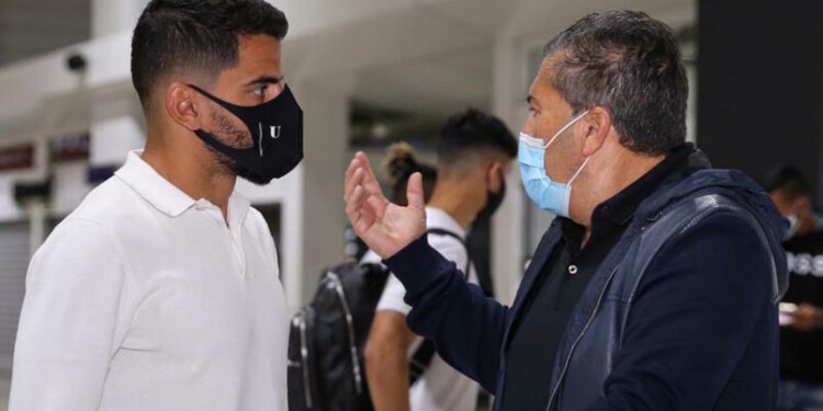 José Peseiro y Tomás Rincón conversan durante la realización de los protocolos sanitarios en el Aeropuerto Internacional de Maiquetía