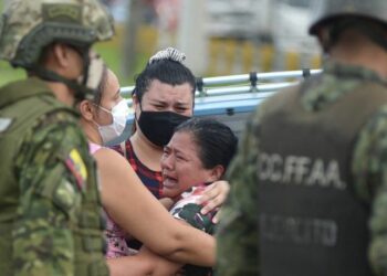 Familiares angustiados de los presos buscan noticias de ellos en medio de la confusión