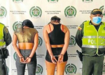 Las homicidas después de ser capturadas por la policia