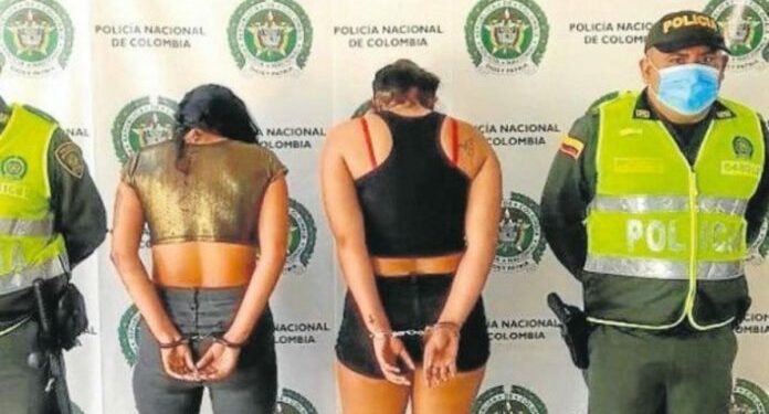 Las homicidas después de ser capturadas por la policia