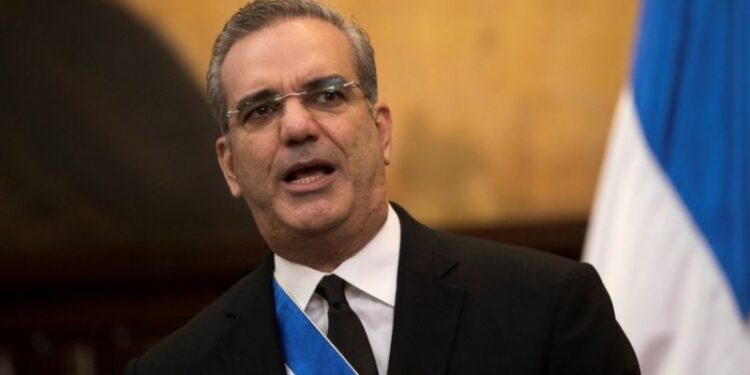 El presidente dominicano, Luis Abinader, elegido en julio del año pasado, afirmó el 27 de febrero que en el segundo semestre de 2021 comenzará la construcción de una verja con Haití