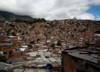 ACOMPAÑA CRÓNICA: VENEZUELA CRISIS. CAR02. CARACAS (VENEZUELA), 24/12/2017.- Vista general de una barriada en Petare este viernes, 22 de diciembre de 2017, en Caracas (Venezuela). El Niño Jesús no llevará regalos a muchos de los hogares de escasos recursos de Venezuela, pese a los millones de juguetes que el Gobierno de Nicolás Maduro ha asegurado que repartirá en todo el país, pues las familias dicen sentirse abandonadas y sumergidas en la crisis económica y social. EFE/Miguel Gutiérrez