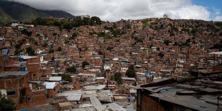 ACOMPAÑA CRÓNICA: VENEZUELA CRISIS. CAR02. CARACAS (VENEZUELA), 24/12/2017.- Vista general de una barriada en Petare este viernes, 22 de diciembre de 2017, en Caracas (Venezuela). El Niño Jesús no llevará regalos a muchos de los hogares de escasos recursos de Venezuela, pese a los millones de juguetes que el Gobierno de Nicolás Maduro ha asegurado que repartirá en todo el país, pues las familias dicen sentirse abandonadas y sumergidas en la crisis económica y social. EFE/Miguel Gutiérrez