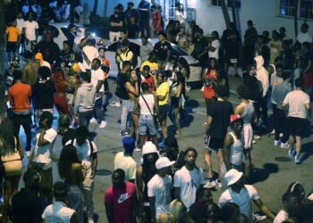 Multitud de personas en las calles de Miami Beach, sin distanciamiento ni mascarillas