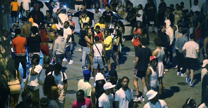 Multitud de personas en las calles de Miami Beach, sin distanciamiento ni mascarillas