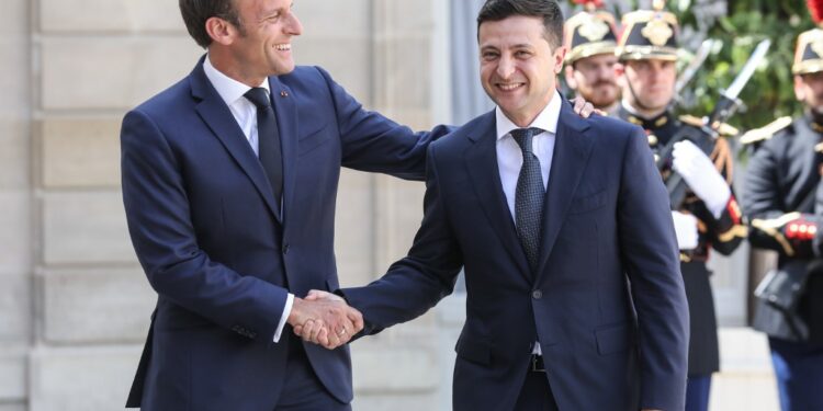 French President Emmanuel Macron (L) welcomes Ukrainian President Volodymyr Zelensky (R) before their meeting at the Elysee presidential palace in Paris on June 17, 2019 in Paris. (Photo by ludovic MARIN / AFP)