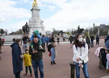 La gente se reúne fuera del Palacio de Buckingham tras el fallecimiento del Príncipe Felipe de Gran Bretaña, en Londres, Gran Bretaña. (EFE)