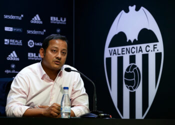 VALENCIA, SPAIN - AUGUST 31:  Anil Murthy president of Valencia CF speaks to the press during Goncalo Guedes presentation as a new player for Valencia CF at Mestalla Stadium on August 31, 2018 in Valencia, Spain.  (Photo by Manuel Queimadelos Alonso/Getty Images)