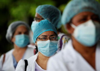 epaselect epa08550974 Health workers protest against the lack of medical supplies at Dr. Arnulfo Arias Madrid Hospital Complex in Panama City, Panama, 16 July 2020. Panamanian President Laurentino Cortizo has decreed 17 July as a day of national reflection for COVID-19 victims.  EPA/BIENVENIDO VELASCO