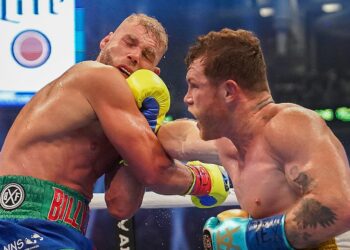 Saúl Canelo Alvarez (der), conecta en el rostro de Joe Billy Saunders durante su pelea en el AT&T Stadium de Arlington, el 8 de mayo de 2021.(Jeffrey McWhorter)