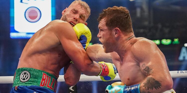 Saúl Canelo Alvarez (der), conecta en el rostro de Joe Billy Saunders durante su pelea en el AT&T Stadium de Arlington, el 8 de mayo de 2021.(Jeffrey McWhorter)