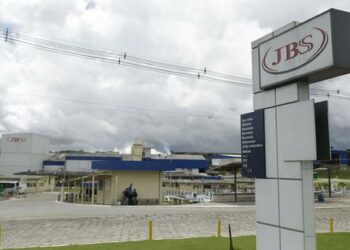 epa05862190 Exterior view of JBS meat processing plant in the city of Lapa, Parana, Brazil, 21 March 2017. According to Brazilian authorities several of the countrys meat processing plants such as JBS Seara and BRF as well as smaller companies are believed to have bribed health officials to overlook unsanitary practices. The scandal could threaten more than 10 billion US dollars in annual exports.  EPA/Joedson Alves