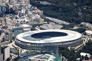 This aerial view taken on July 19, 2021 shows the Olympic Stadium, the main venue for the Tokyo 2020 Olympic Games, in Tokyo. (Photo by Yuki IWAMURA / AFP)