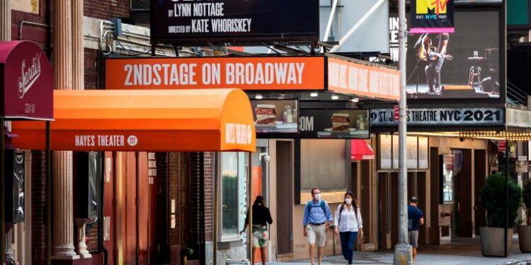 New York (United States), 30/07/2021.- People walk past closed theaters in the Broadway theater district near Times Square in New York, New York, USA, 30 July 2021. The owners and operators of the city's theaters and performance venues announced on 30 July 2021 that when plays, musicals and other in-person shows restart next month, audience members will be required to show proof of COVID-19 vaccination and wear face masks. (Abierto, Estados Unidos, Nueva York) EFE/EPA/JUSTIN LANE