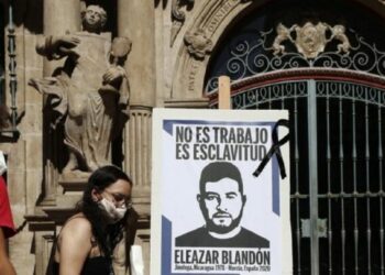 La comunidad nicaragüense de Pamplona realiza el año pasado un acto de protesta en demanda de justicia para el temporero Eleazar Blandon, quien sufrió un infarto durante su jornada laboral en Lorca (Murcia) y fue abandonado en un centro de salud, donde murió.